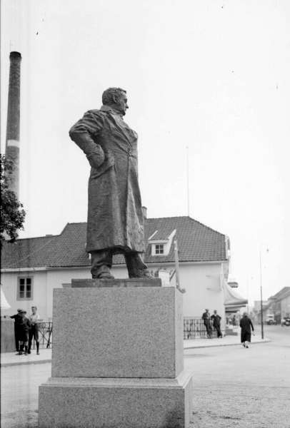 Lillehammer. Lilletorget. Tre ulike bilder av Wiese-statuen
A: Statue av Ludvig Wiese sett mot øst
B: Statue av Ludvig Wiese sett forfra, A/S Mesna Bruk bak
C: Statue av Ludvig Wiese sett mot øst, pipa til Mesna Bruk t.v.
