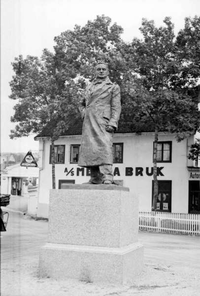 Lillehammer. Lilletorget. Tre ulike bilder av Wiese-statuen
A: Statue av Ludvig Wiese sett mot øst
B: Statue av Ludvig Wiese sett forfra, A/S Mesna Bruk bak
C: Statue av Ludvig Wiese sett mot øst, pipa til Mesna Bruk t.v.
