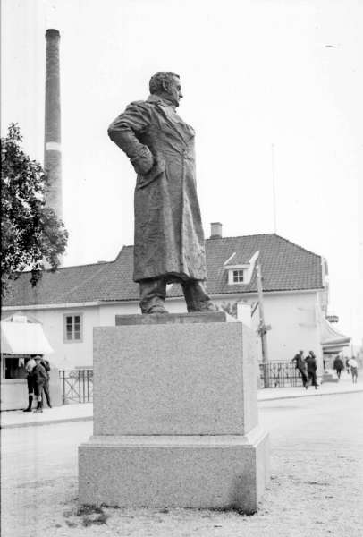 Lillehammer. Lilletorget. Tre ulike bilder av Wiese-statuen
A: Statue av Ludvig Wiese sett mot øst
B: Statue av Ludvig Wiese sett forfra, A/S Mesna Bruk bak
C: Statue av Ludvig Wiese sett mot øst, pipa til Mesna Bruk t.v.