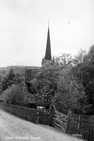 Ringebu stavkirke. Eksteriør. Stakitt og grind. Sett fra baksiden