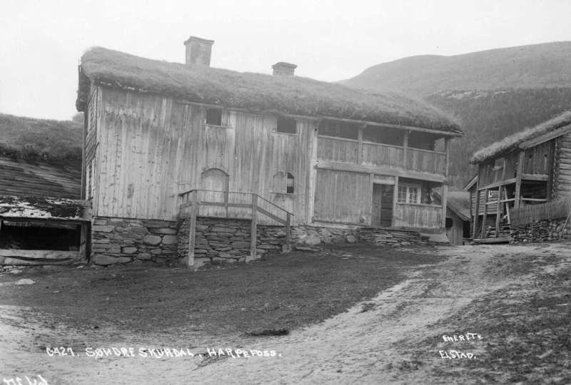 Sør-Fron. Harpefoss. Skurdal, Nordgard. Gammel tømmerbygning med torvtak og påbygd svalgang.