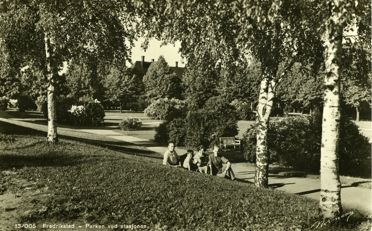 Fredrikstad. Vestsiden. Cicignon. Jernbaneparken. Fredrikstad Jernbanestasjon (bak tv)

Postkort:
Normann Kunstforlag