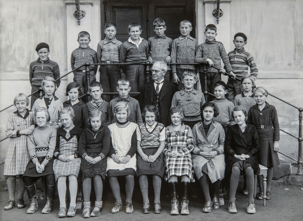Gruppe 26. Skole klasse ved Hamar Folkeskole, Midtbyen skole. 
nr 3 fra venstre stående i midten: John Chr. Andreassen (f:19/10-1922)
Bakrerekke nr 4 fra venstre, Yngve Jørstad (f: 11/2-1922)