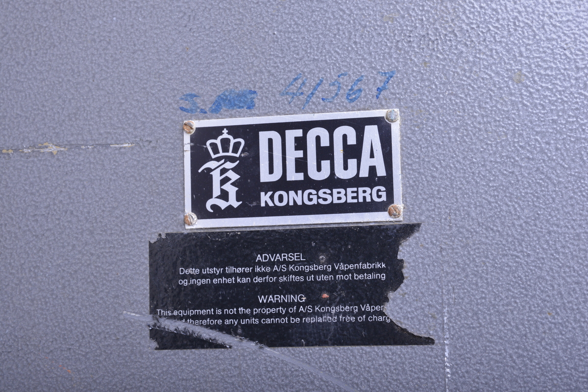 Rektangulært formet av metalI. I toppen to firkantede metallformer noen centimeter hevet fra resten av boksen. I bunnen en rekke med luftehull, samt uttak for tilkobling til strømkabler.