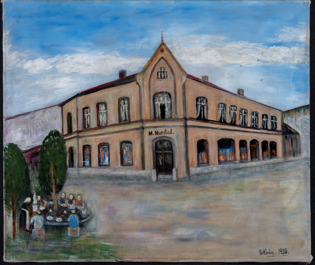 Maleri, kunst. Bilde malt av Gina Harboe i 1938. Bygården til M. Murstad i Lille Strandgate 3, Storhamargata 12. (i dag Bazarene)  Under treet t.v. i bildet, benker og bord,  der Kaisa solgte sin søtsuppe, populært kalt "Kaisasuppe" og sine kjøttkaker.