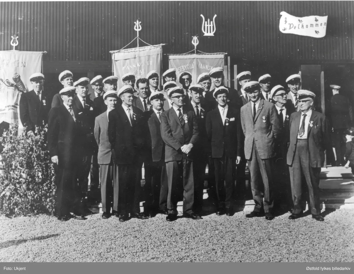 Tosebygda mannskor og Mannskoret Fremad, begge fra Trøgstad. Bildet er tatt utenfor Rakkestad herredshus ca. 1960 av en profesjonell fotograf. Dirigent Reidar Jensen i midten foran. Jensen var dirigent for begge kor.
Kopi av navneliste med plassering, se referanse.

1. Normann Wold
2. Håkon Borgås
3- Asbjørn Berger
4. Nils Risbråthe
6. Odd Skjønberg
7. Ole Løvaas
8. AWiig
9. Anton Berger
10. Jørgen Risbråthe
11. Håkon Spjudvik
12- Johnny Bråthen
13. Anton Egeberg
14. Johan Kjølberg
15. Reudar Jensen (dirigent)
16. Einar Stensby
17. Harald Omvik
18. Ottar Hoel
19. Hans Karlsrud
20. Fredrik Østreng
21. Alf Grinder
22. Olav Johansen
23. Arve Melleby
24. Sigurd Gangnes
25. Per Sannum
26. Petter Sørli