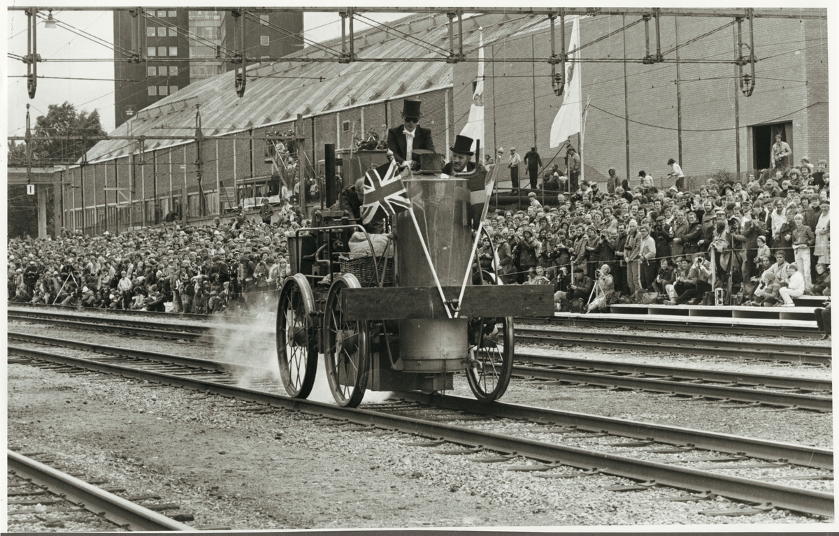 Novelty, som nybyggd replik av John Erikssons lok från 1829, i trafik på Eskilstuna Centralstation då Statens Järnvägar, SJ firade sitt 125-års jubileum den 13 juni 1981.