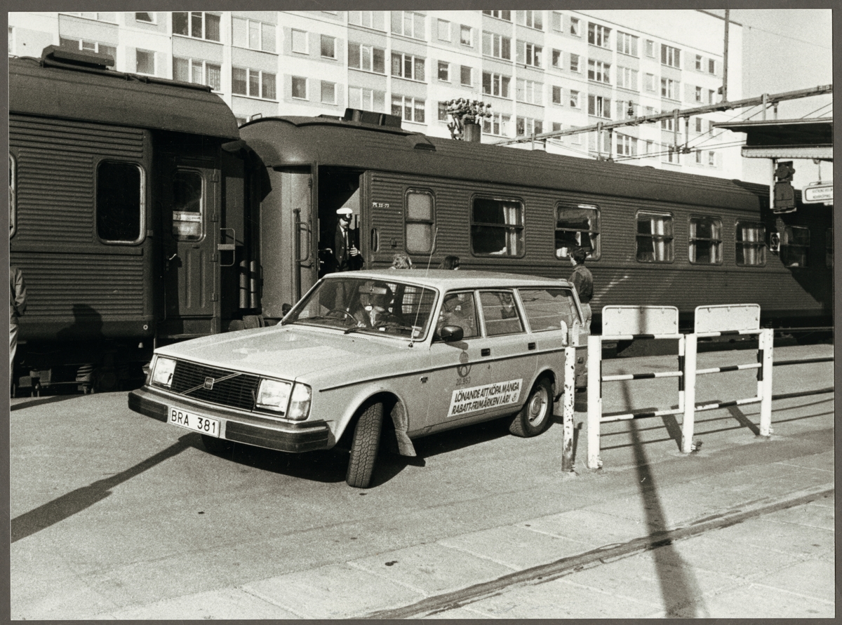 Postens värdetransport på perrongen vid Eskilstuna Centralstation 1981 där "Lapplandspilen" för tillfället också står. Postens bil har identitetsnummer 20.953.