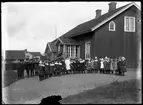 Skolklass framför Kedums skola