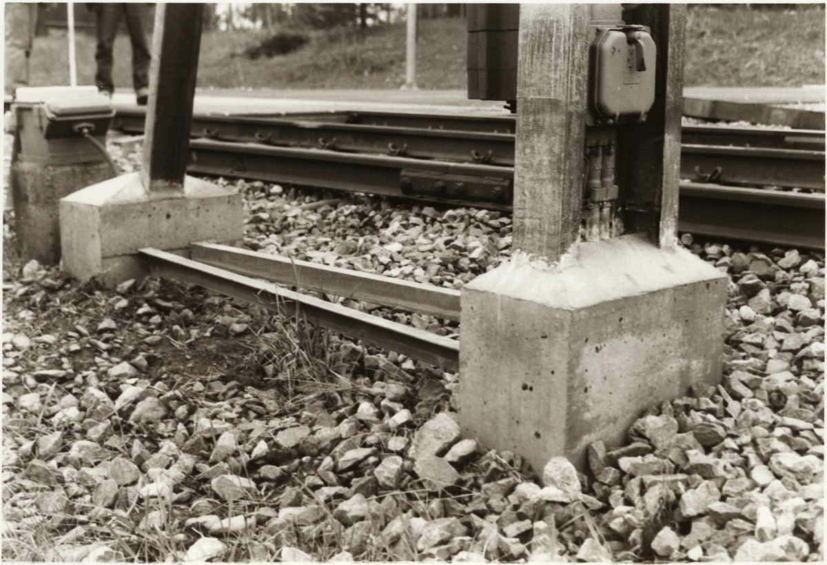 Närbild på fundament vid järnväg.