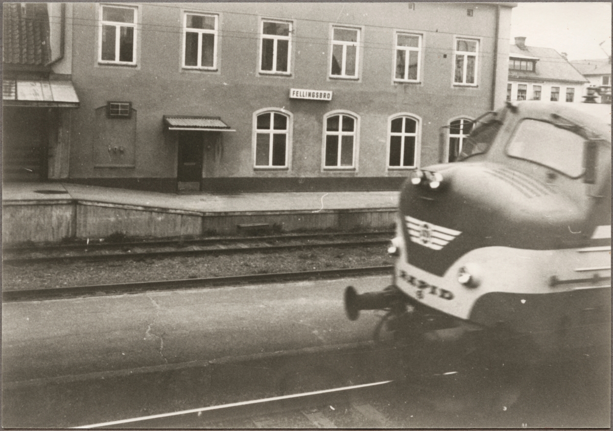 Ett Statens Järnvägar, SJ Ra "Rapid" åker förbi Fellingsbro station i full fart.
