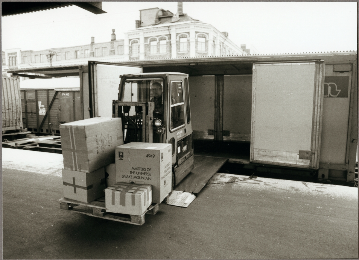 Alf Vesterbacka i trucken på Eskilstuna Centralstation lastar gods.