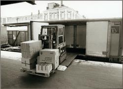 Alf Vesterbacka i trucken på Eskilstuna Centralstation lasta