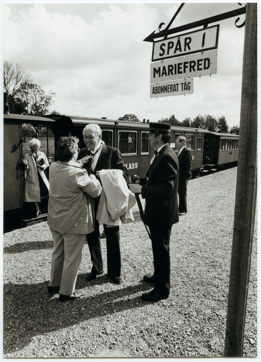 Gunvor Herlin hjälper Ragne Johanson med slipsen på Trafikaktiebolaget Grängesberg - Oxelösunds Järnvägar, TGOJ-dagen 1986.