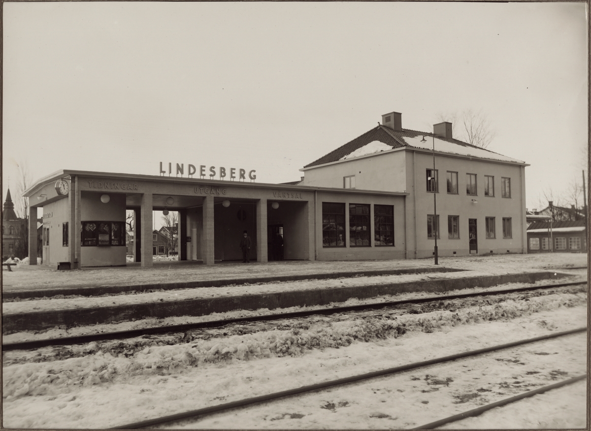 Lindesbergs stationshus från spårsidan.