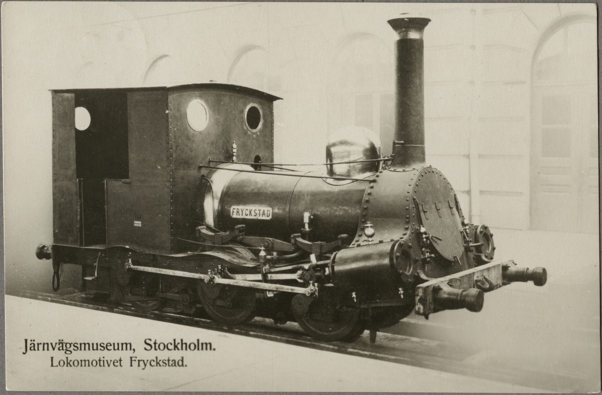 Ånglok, "Fryckstad", spårvidd 1101 mm (1099 mm enligt Katalog över Statens Järnvägars avdelning å Baltiska utställningen i Malmö 1914). Cylinderdiameter 230 mm. Slagets längd 395 mm. Sidoramar utanför hjulen bestående av plåtskodda ekplankor (Katalog över Statens Järnvägars avdelning å Baltiska utställningen i Malmö 1914).