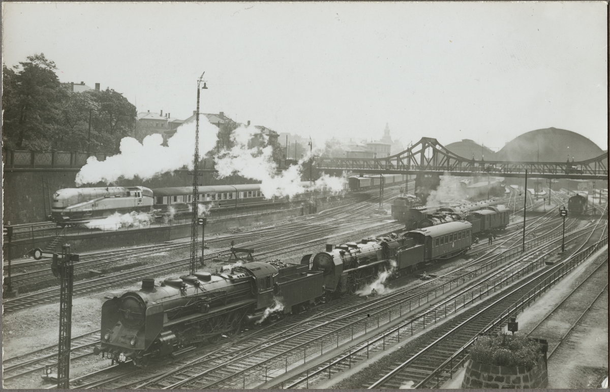 Deutsche Reichsbahn, DR 39 176 och DR 19 009 på Dresden huvudbangård.