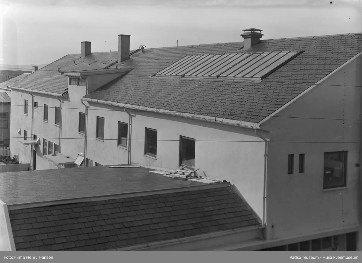 H.F. Esbensens forretningsbygg, Vadsø. Skifertak.