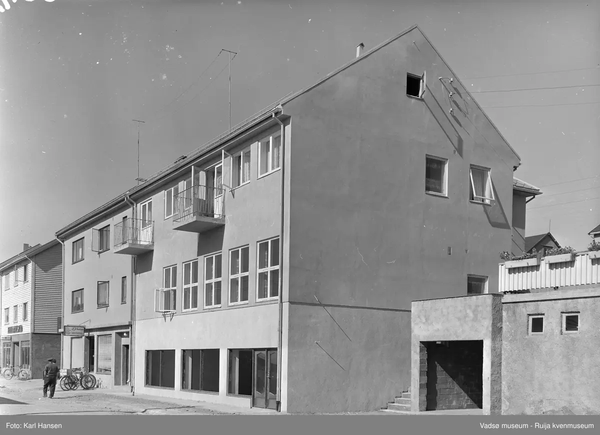 Vadsø 4.8.1960. Frelsesarmeens lokaler i Havnegata 3, bildet er tatt mot nordvest. Øst for bygget ligger Ekviperingen, mot vest ligger Finn Aanstads forretning.