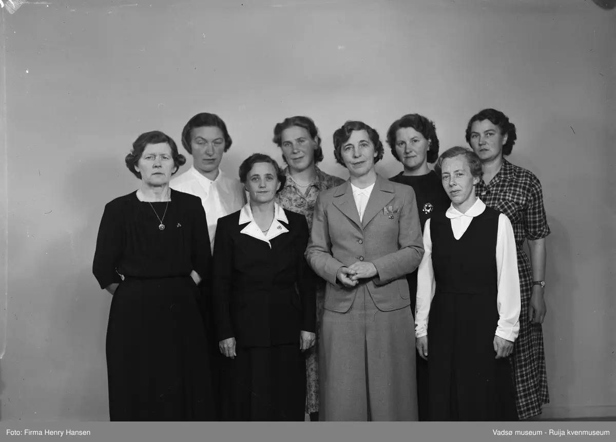 Sanitetsforeningen, Vadsø 1952. Styret i Sanitetsforeningen: 1.rekke; Fru Hofseth, Ruth Helfjord, Frida Gundersen, Fru Ånstad, 2.rekke; Amy Evanger, Lise ?, Fru Haldorsen, Pauline (Bølla) Stock.