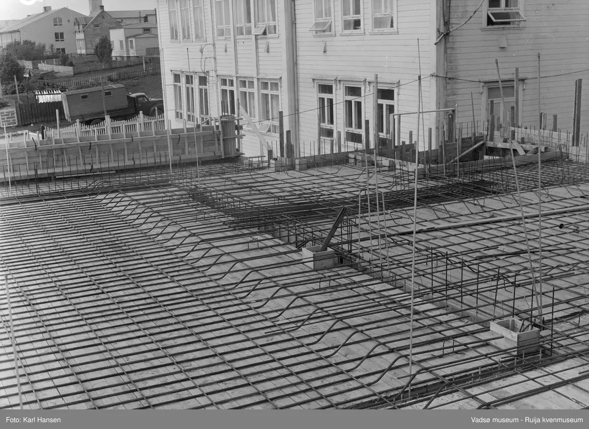 Vadsø nye sykehus i Oscarsgate 29, forskaling under byggeprosessen i 1959. I bakgrunnen det gamle sykehuset som ble revet da det nye sto ferdig.