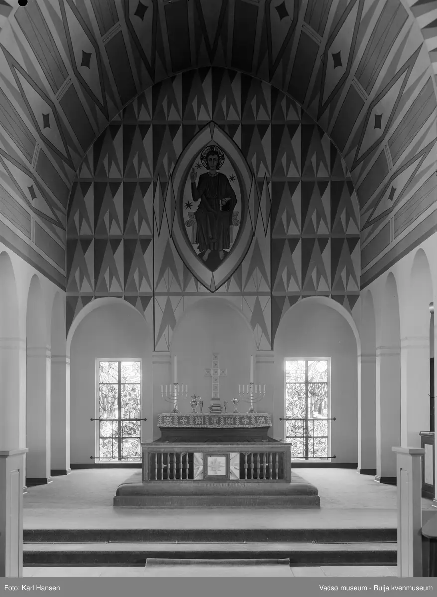 Vadsø kirke 16.7.1971, interiørbilde av alteret, maleriet på alterveggen og glassmosaikk i vindene. Maleriet er laget av Greta Thiis, glassmosaikken av Ragna Thiis Helland.