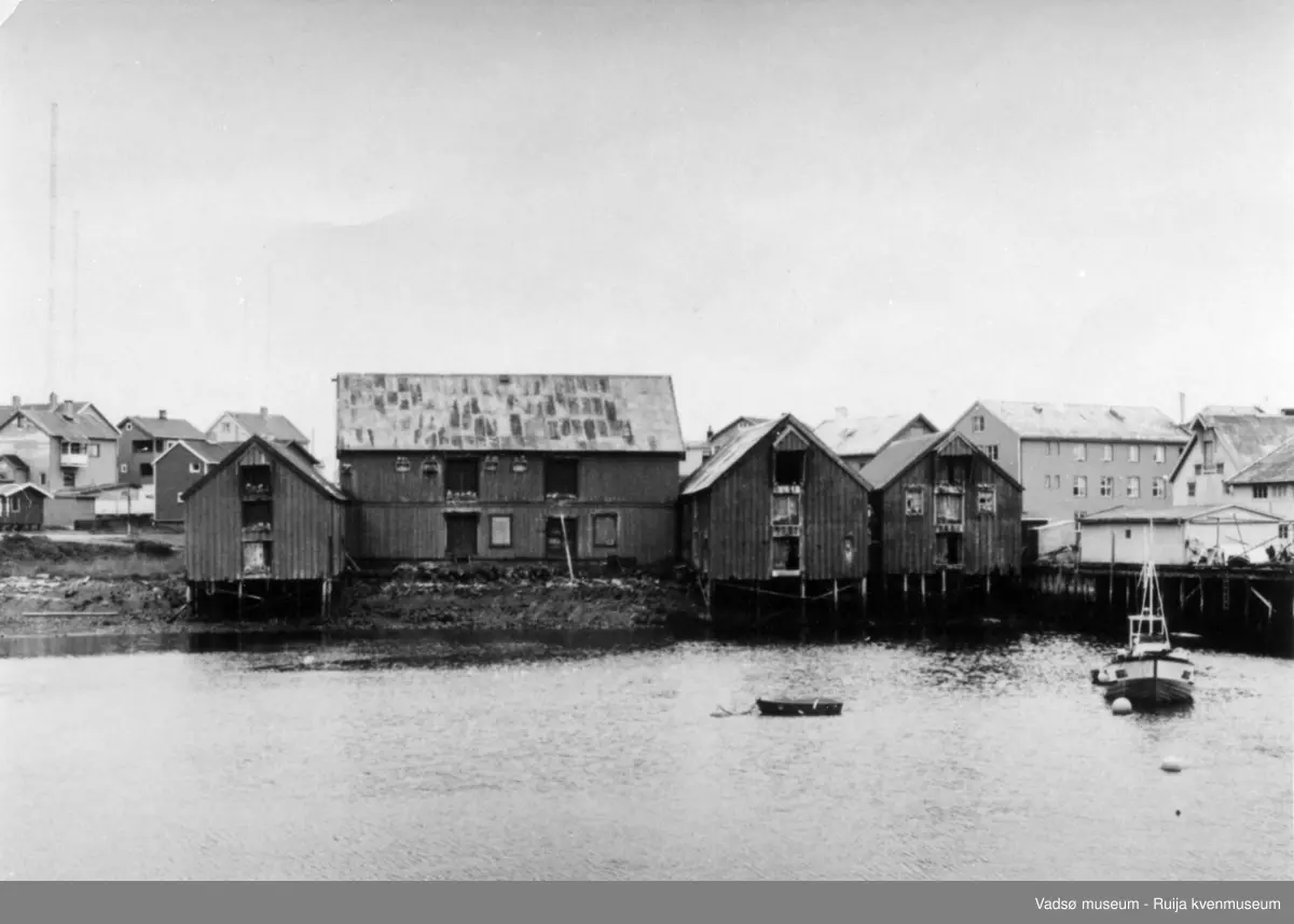 Brodtkorbsjåene, Vestervågen i Vardø. Anlegget ble fredet i  1990. Fredningen omfatter fire sjøbuer: 'Lillesjåen', 'Storsjåen', 'Tranbua' og 'Saltbua'. 