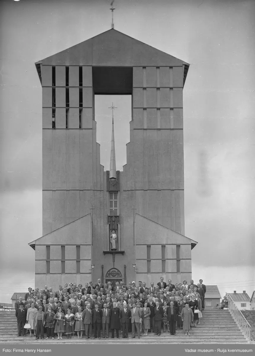 Deltakere på bispedømmemøte foran Vadsø kirke 13.8.1960. Kirka ble vigslet i 1958. Foran ser vi fylkesprost i Finnmark Alf Wiig.