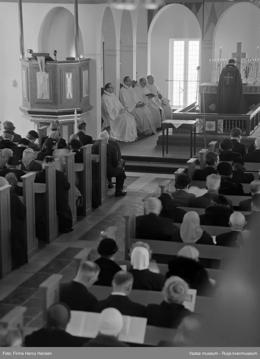 Vadsø kirke, gudstjeneste ved kirkeinnvielsen 30.mars 1958. Kirka ble vigslet av biskop Alf Wiig.