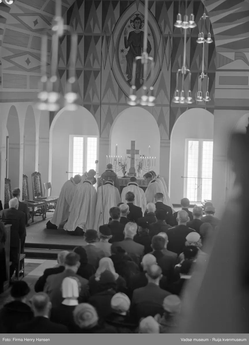 Vadsø kirke, gudstjeneste ved kirkeinnvielsen 30. mars 1958. Kirka ble vigslet av biskop Alf Wiig.