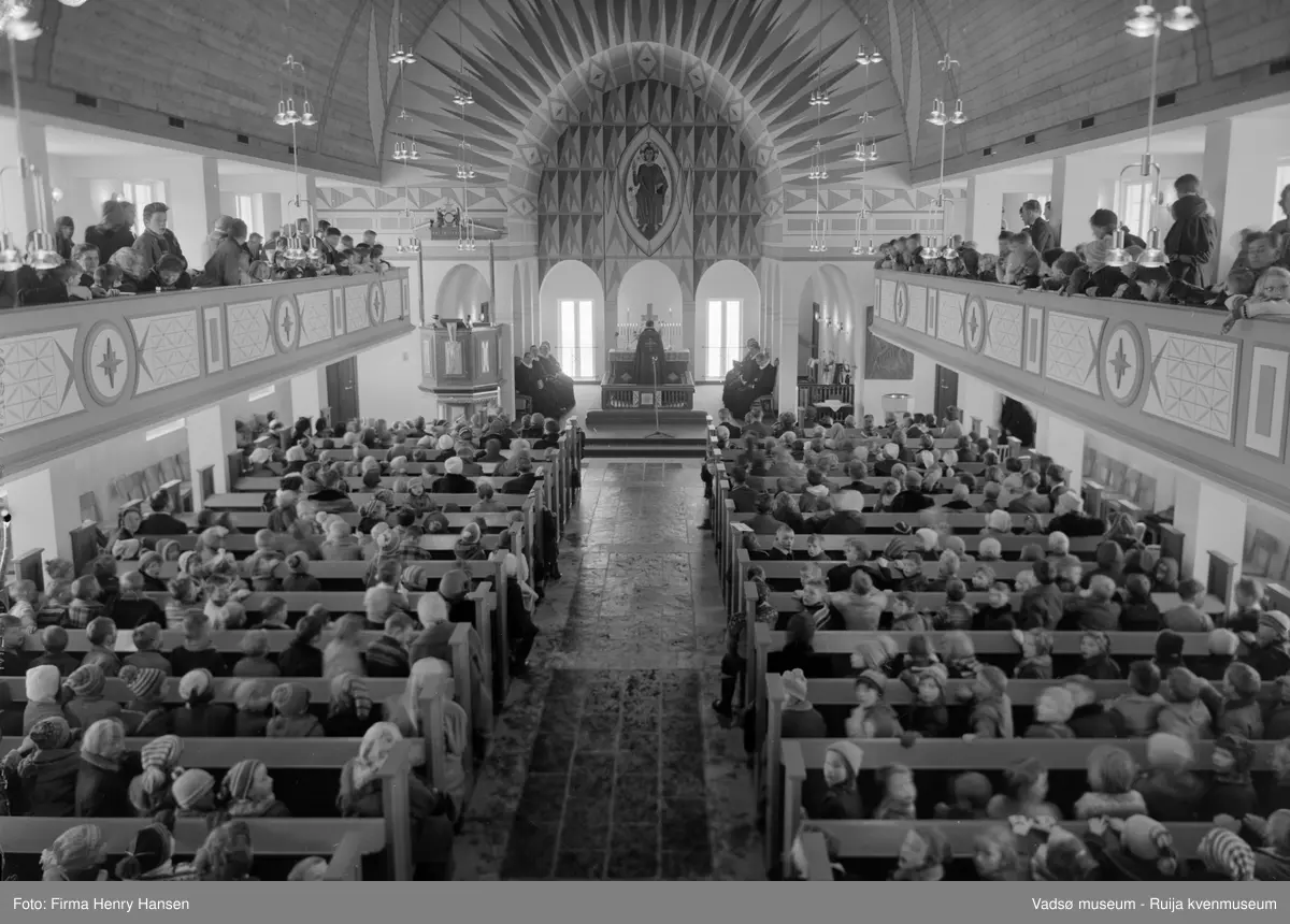 Vadsø kirke, gudstjeneste ved kirkeinnvielsen 30.mars 1958. Kirka ble vigslet av biskop Alf Wiig.