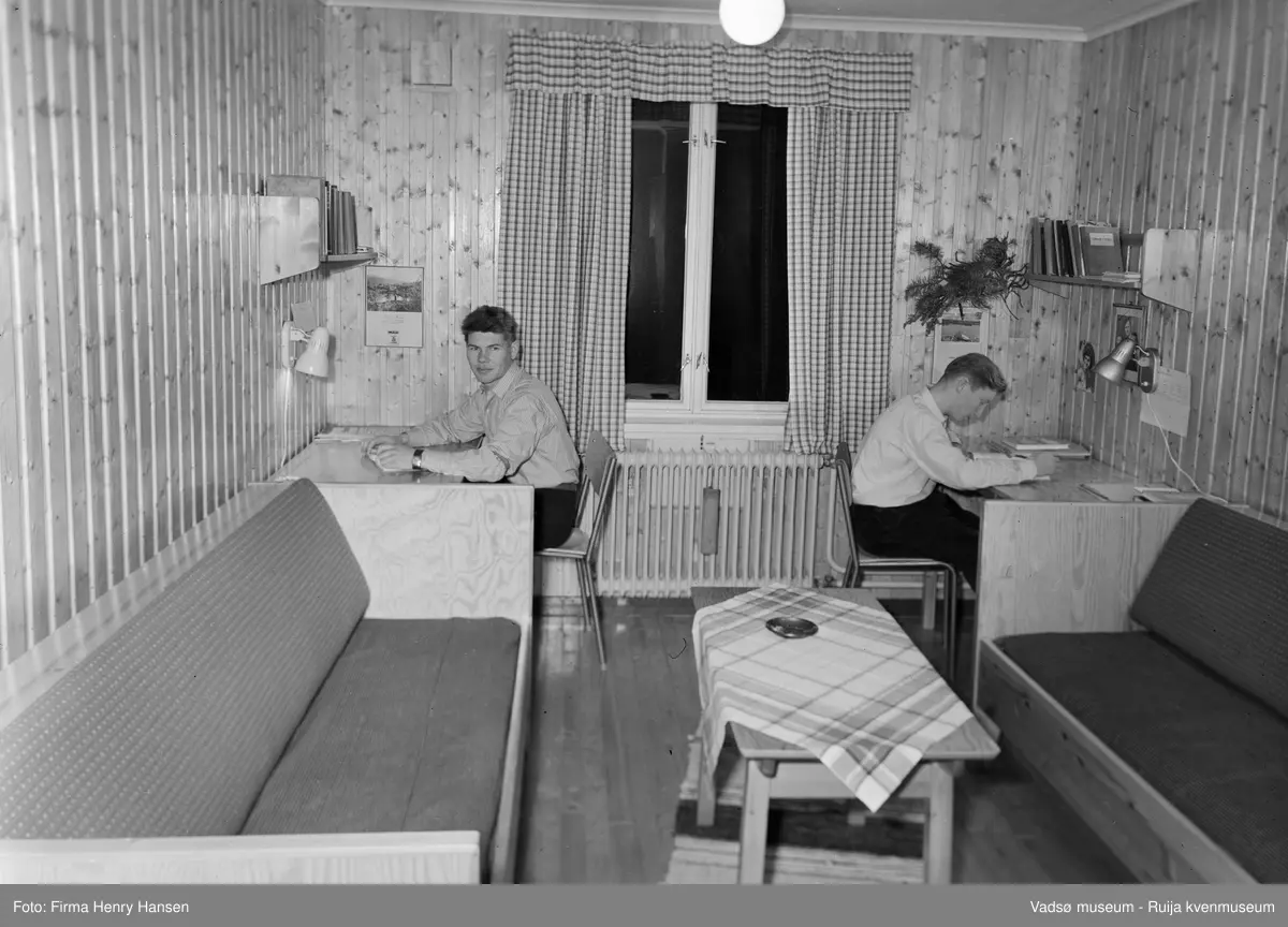 Finnmark landbruksskole, Tana, 1956, interiør elevrom.