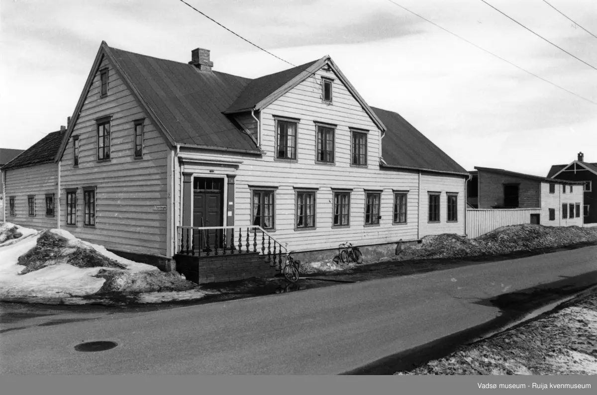 Esbensengården på Sletten, Hvistendalsgate 31,Vadsø. Esbensengården består av hovedbygning og flere uthus og en gårdsplass som  er lukket med et høyt plankegjerde. Anlegget ble fredet i 1990.