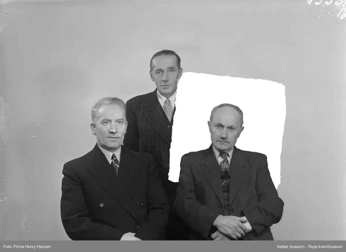Forstanderskapet i  Vadsø Sparebank, 1954. Fra venstre Sigvald Nikodemussen, Emil Matinahå og Erling Bjørgan.