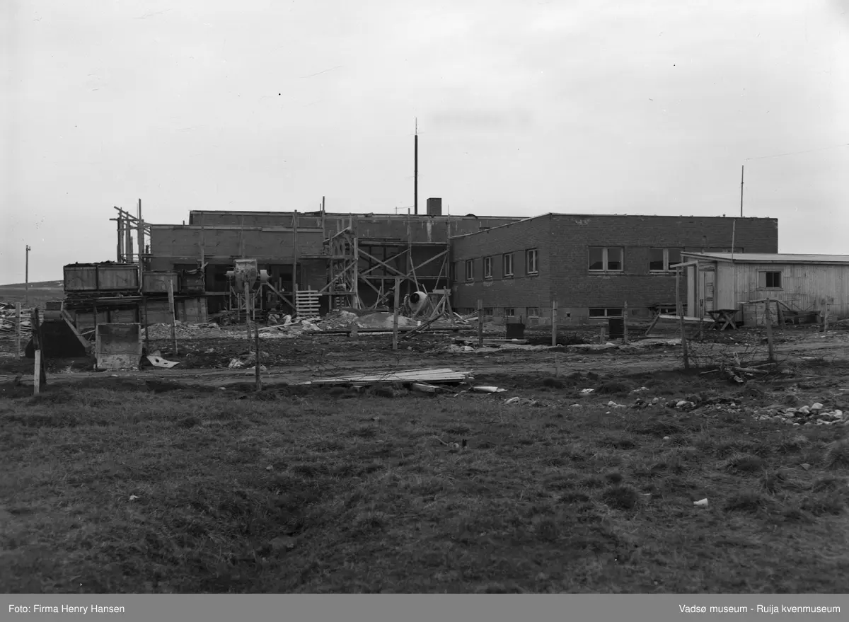 Finnmark Kringkasting, Vadsø. Finnmark kringkasting under oppføring i 1948-1949. Arkitekt MNAL Henrik Kjær. Bygget ble innviet 15.09.1949.