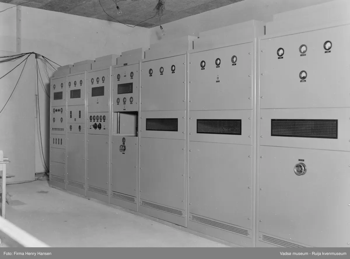 Finnmark Kringkaster, Vadsø. Mellombølgesenderen.
Finnmark kringkasting oppført 1948-1949. Arkitekt MNAL Henrik Kjær. Bygget ble innviet 15.09.1949
