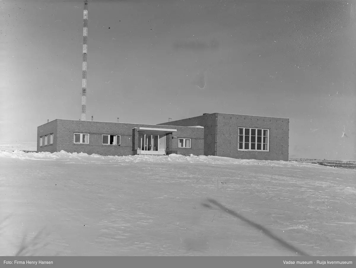 Finnmark Kringkasting, Vadsø, 1956.Et vinterbilde tatt fra sør mot nord. Finnmark kringkasting oppført 1948-1949. Arkitekt MNAL Henrik Kjær. Bygget ble innviet 15.09.1949