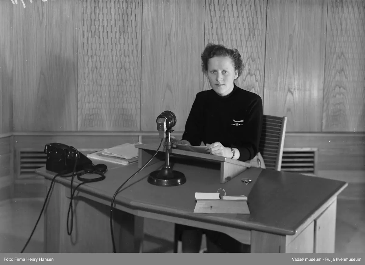 Finnmark Kringkasting, Vadsø, 1953. Programsekretær Anna Dahl Johnsen.
Finnmark kringkasting oppført 1948-1949. Arkitekt MNAL Henrik Kjær. Bygget ble innviet 15.09.1949 
