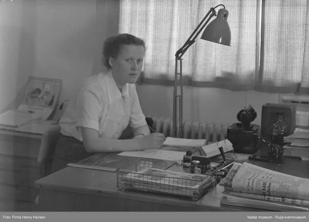 Finnmark Kringkasting, Vadsø, 1953. Programsekretær Anna Dahl Johnsen. 
Finnmark kringkasting oppført 1948-1949. Arkitekt MNAL Henrik Kjær. Bygget ble innviet 15.09.1949 
