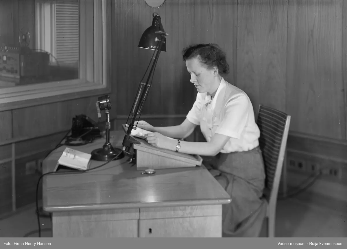 Finnmark Kringkasting, Vadsø, 1953. Programsekretær Anna Dahl Johnsen.
 Finnmark kringkasting oppført 1948-1949. Arkitekt MNAL Henrik Kjær. Bygget ble innviet 15.09.1949 
