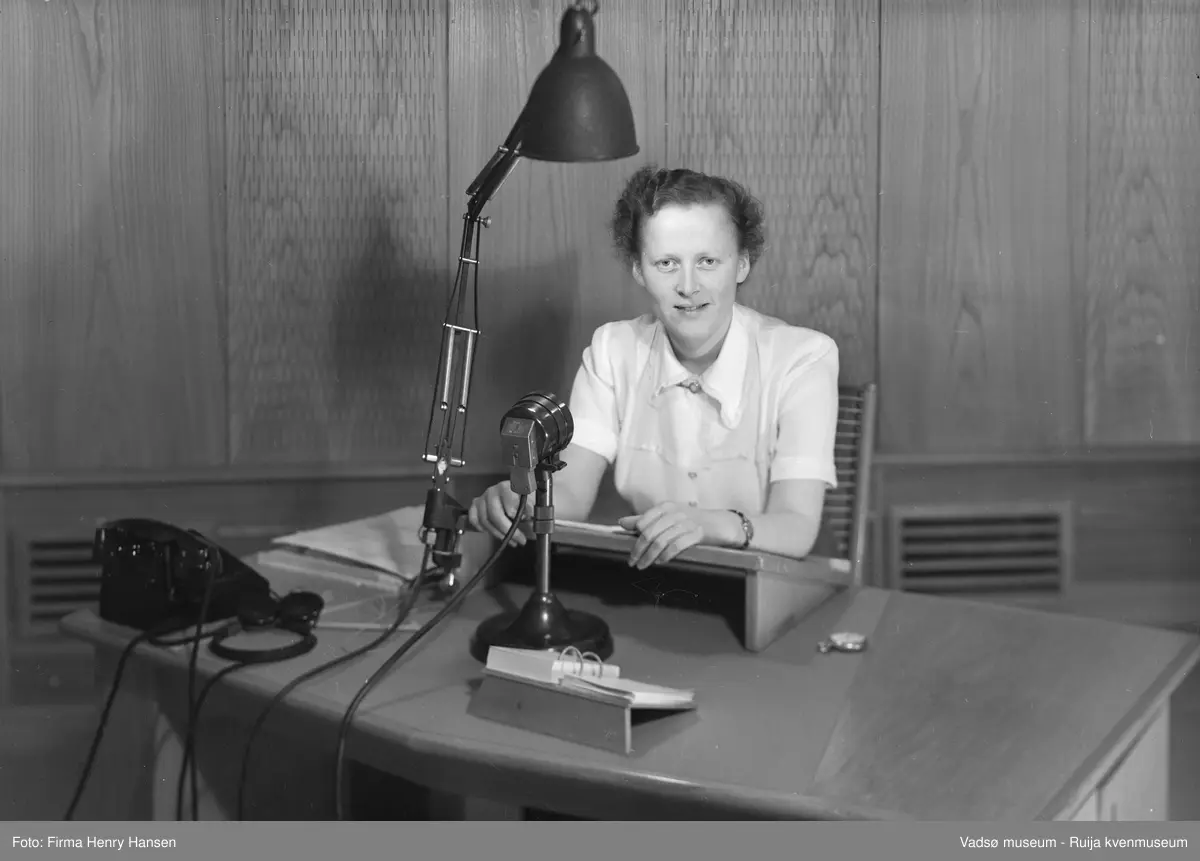 Finnmark Kringkasting, Vadsø, 1953. Programsekretær Anna Dahl Johnsen. 
Finnmark kringkasting oppført 1948-1949. Arkitekt MNAL Henrik Kjær. Bygget ble innviet 15.09.1949 
