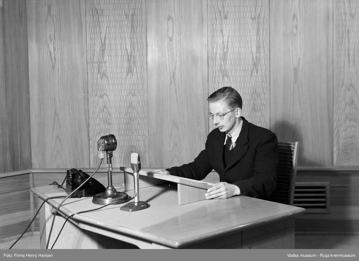 Finnmark Kringkasting, Vadsø.  John Nordvang fra Karasjok en av de mange som avviklet samiske sendinger fra Vadsø. Finnmark kringkasting oppført 1948-1949. Arkitekt MNAL Henrik Kjær. Bygget ble innviet 15.09.1949 
