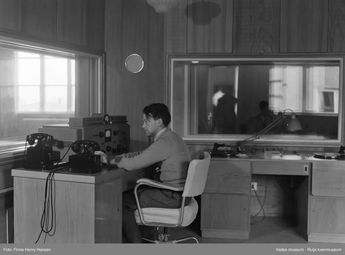 Finnmark Kringkasting, Vadsø. 
Finnmark kringkasting oppført 1948-1949. Arkitekt MNAL Henrik Kjær. Bygget ble innviet 15.09.1949
