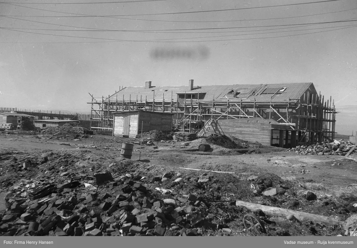 Telegrafen bygges i Vadsø i 1954. Arkitektene er Thv. og Henning Astrup