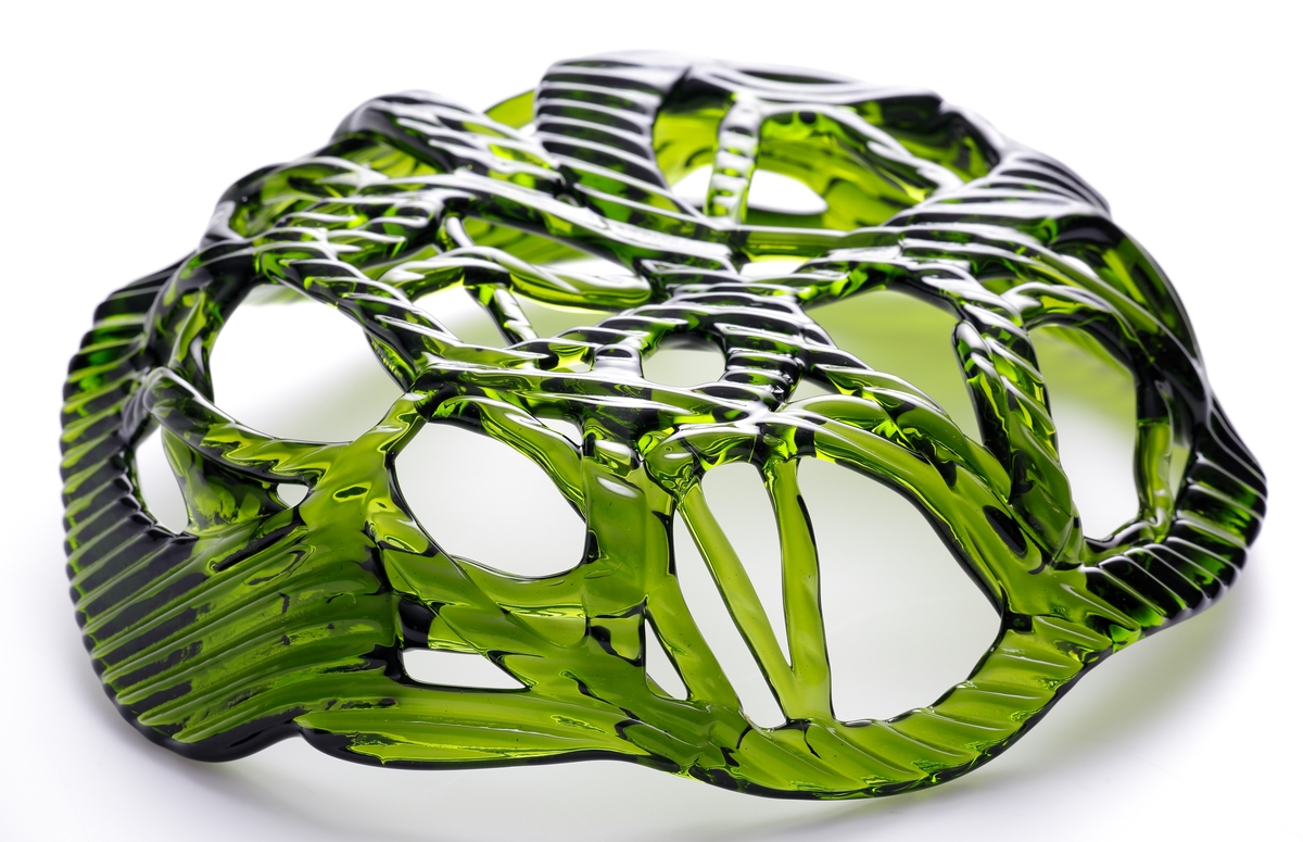 Glas som "ringlats" till en "genombruten" skål. Tekniken är densamma som Elving Conradsson använde till sina välkända namnskyltar.