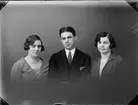 Två kvinnor och en man, Östhammar, Uppland 1930