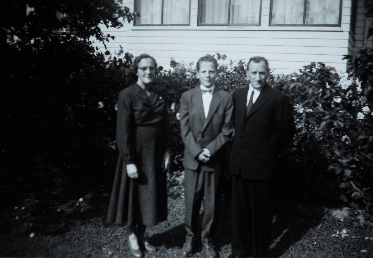 Familiegruppe. F.v. Else Aslaug Børresen, 1909-1987, Henning Børresen, Ludvig Børresen 1905-
1975. Bildet er tatt i forbindelse med Henning Børresens konfirmasjon 05.09.1958.