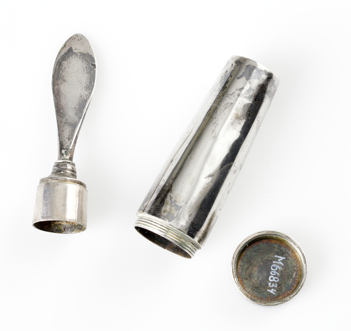 Rakborste av silver, med etui. 
Mindre rakborste med spetsigt, något insvängt skaft i silver. Borst saknas.
Cylindriskt, något avsmalnande etui. 
Stämplar på borstens skaft och på undersidan av etuiet.