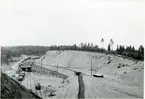 Hubbo sn, Badelundaåsen, Jädra.
Badelundaåsen 1949.  Jädra 3:2. Grustäkt med järnvägsspår m.m.