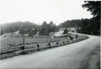 Hubbo sn, Badelundaåsen, Alvesta.
Badelundaåsen 1949.  Alvesta 6:1. Väg förbi grustäkt.